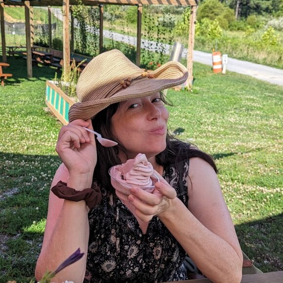 Meet your Posher, Katie - Picture 1 of 1